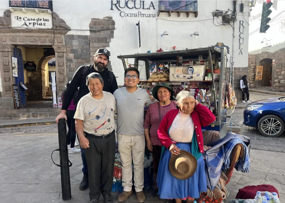 A equipe da Xcapit com participantes locais durante o piloto em Cusco